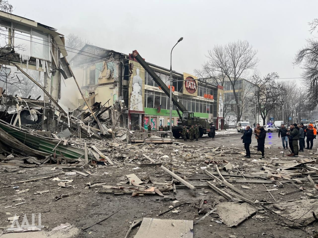 Что случилось с донецком. Донецк разрушения. Разрушенное здание.